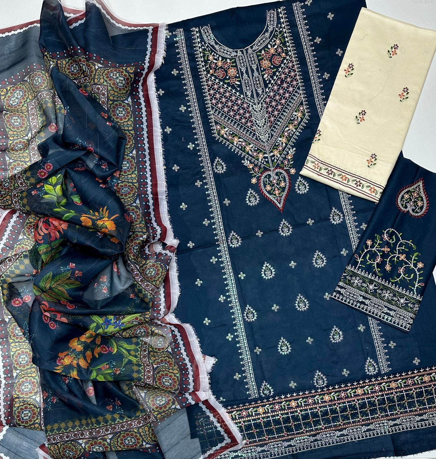 Zarqaaa Zara Shahjahan 1075 Luxury Lawn Suit - Image 5