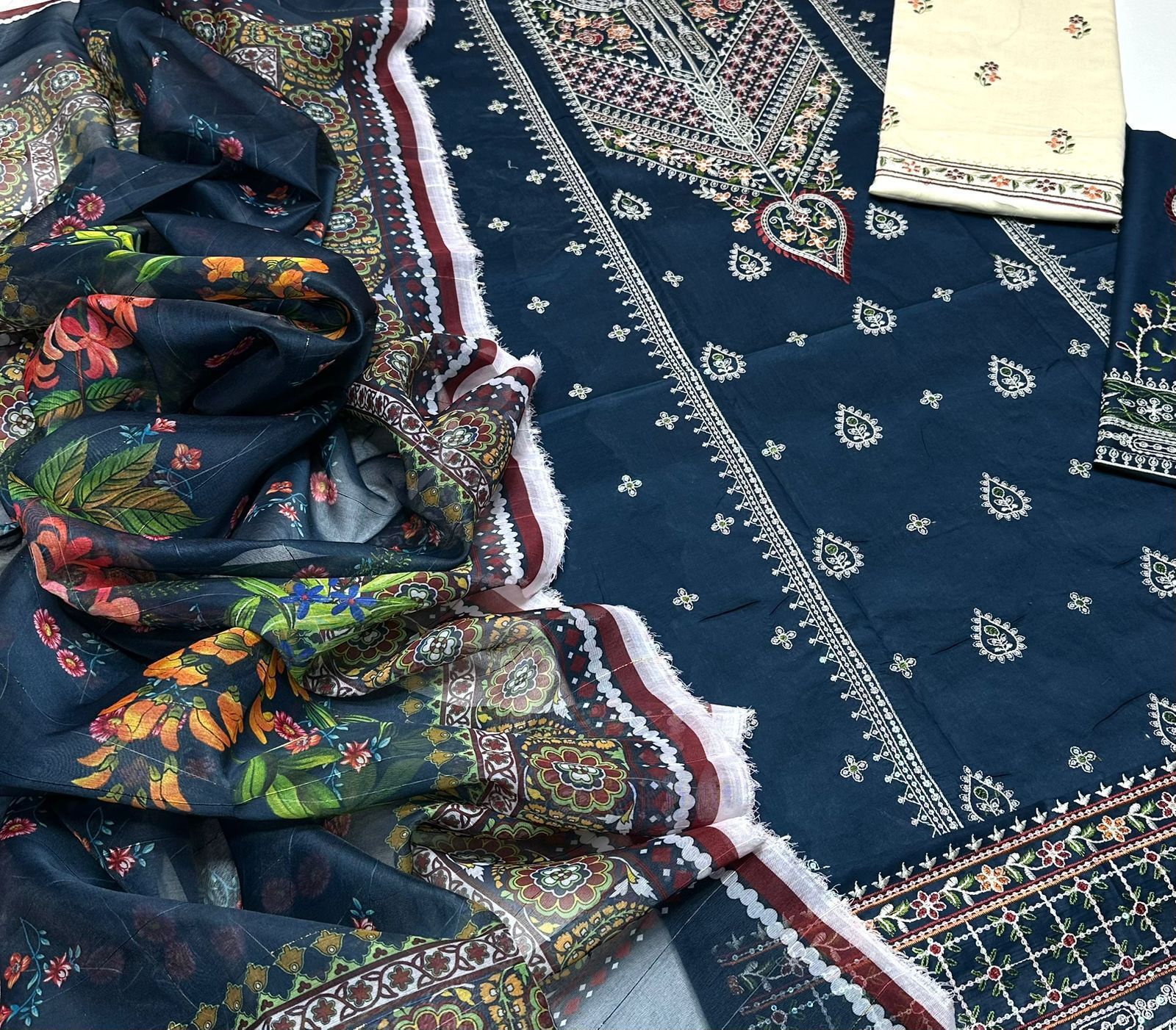 Zarqaaa Zara Shahjahan 1075 Luxury Lawn Suit - Image 6