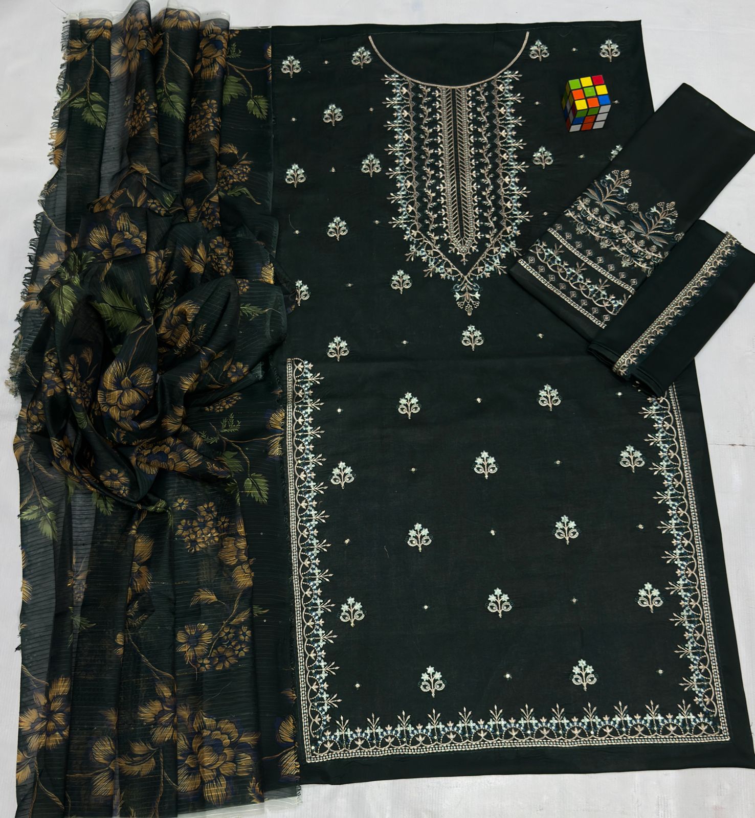 Zarqaaa Batik 4038 Premium Embroidered Lawn Suit - Image 6