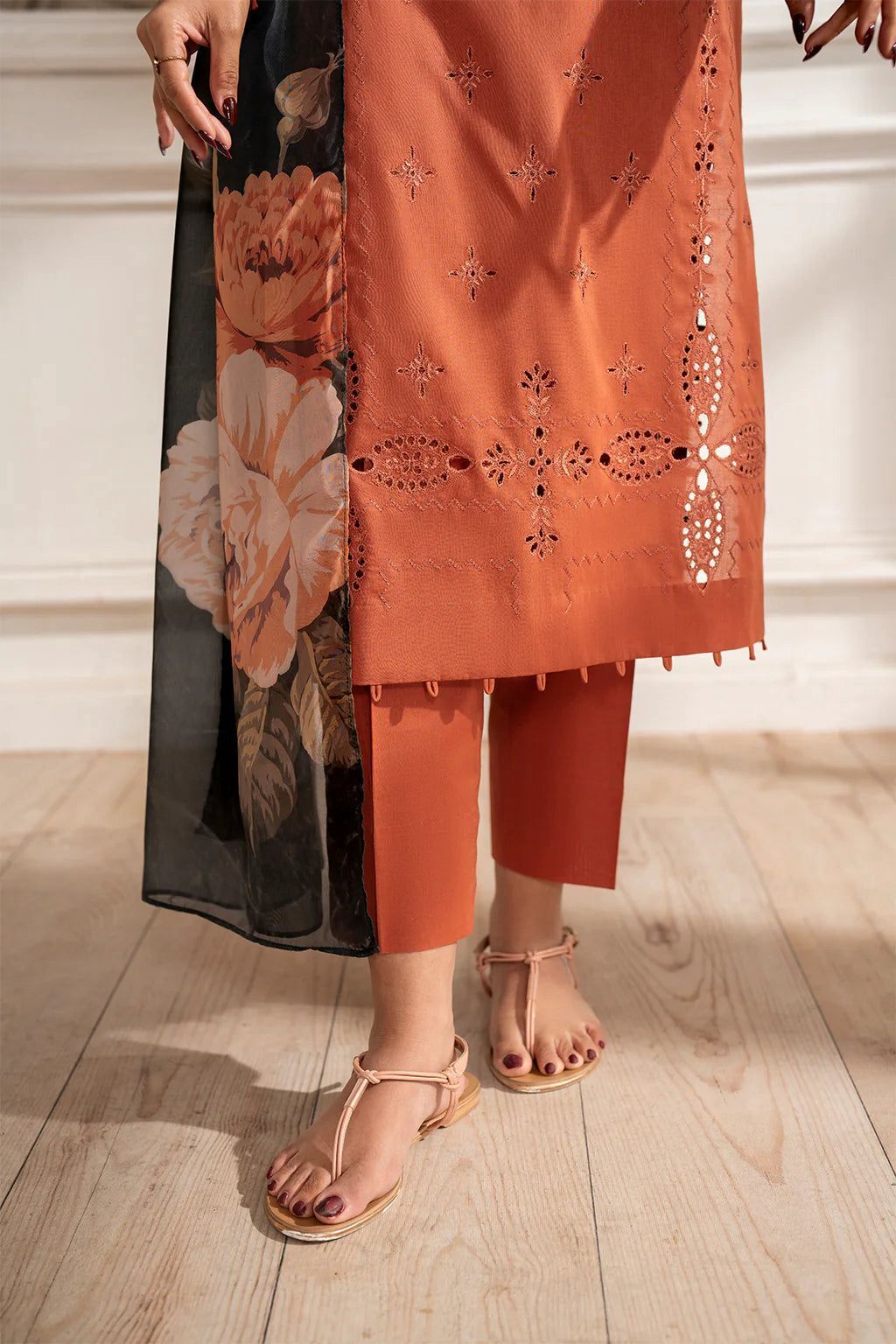 Zarqaaa Iznik 1150 Chikenkari Lawn Suit - Image 3