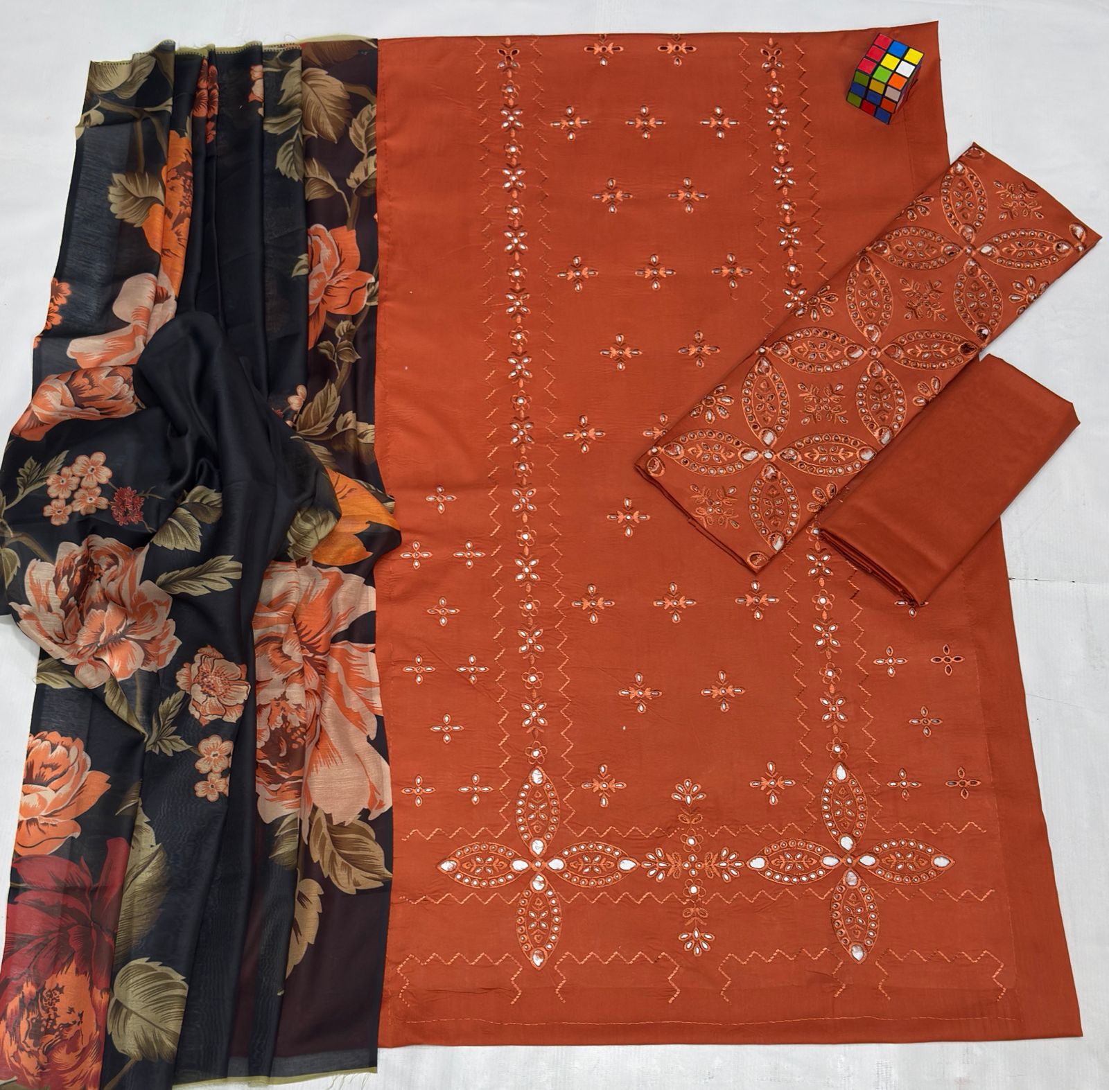 Zarqaaa Iznik 1150 Chikenkari Lawn Suit - Image 5