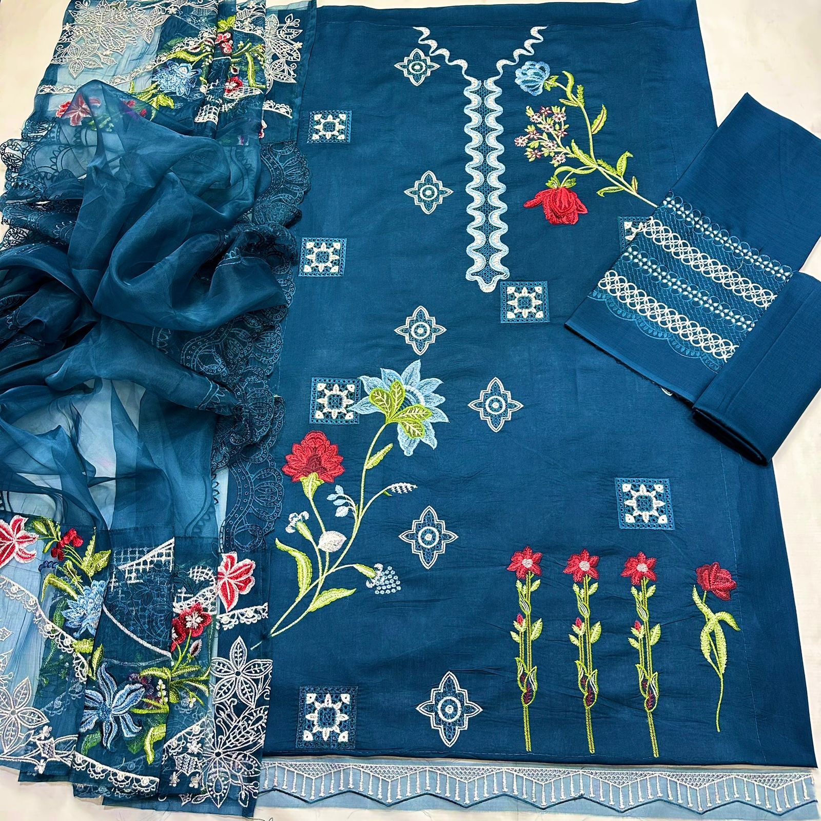 Zarqaaa Crimseon 1229 Luxury Lawn Suit - Image 4